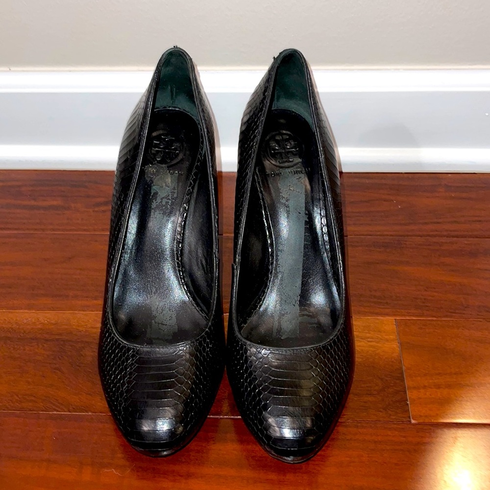 Tory Burch Black Textured Leather Pumps